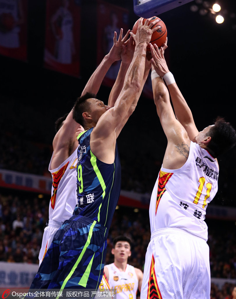 福建队横扫广东队,布克扛起全队 福建队横扫广东队,布克扛起全队