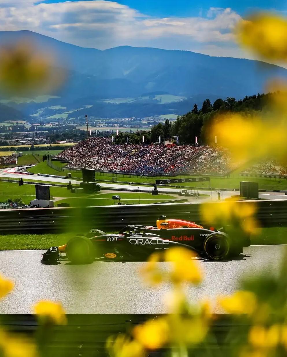 红牛车队完胜阿斯顿马丁,维斯塔潘带队取胜 红牛车队完胜阿斯顿马丁,维斯塔潘带队取胜